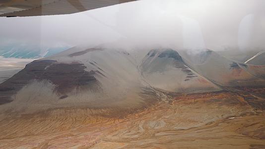 飞机飞越荒原戈壁视频的预览图