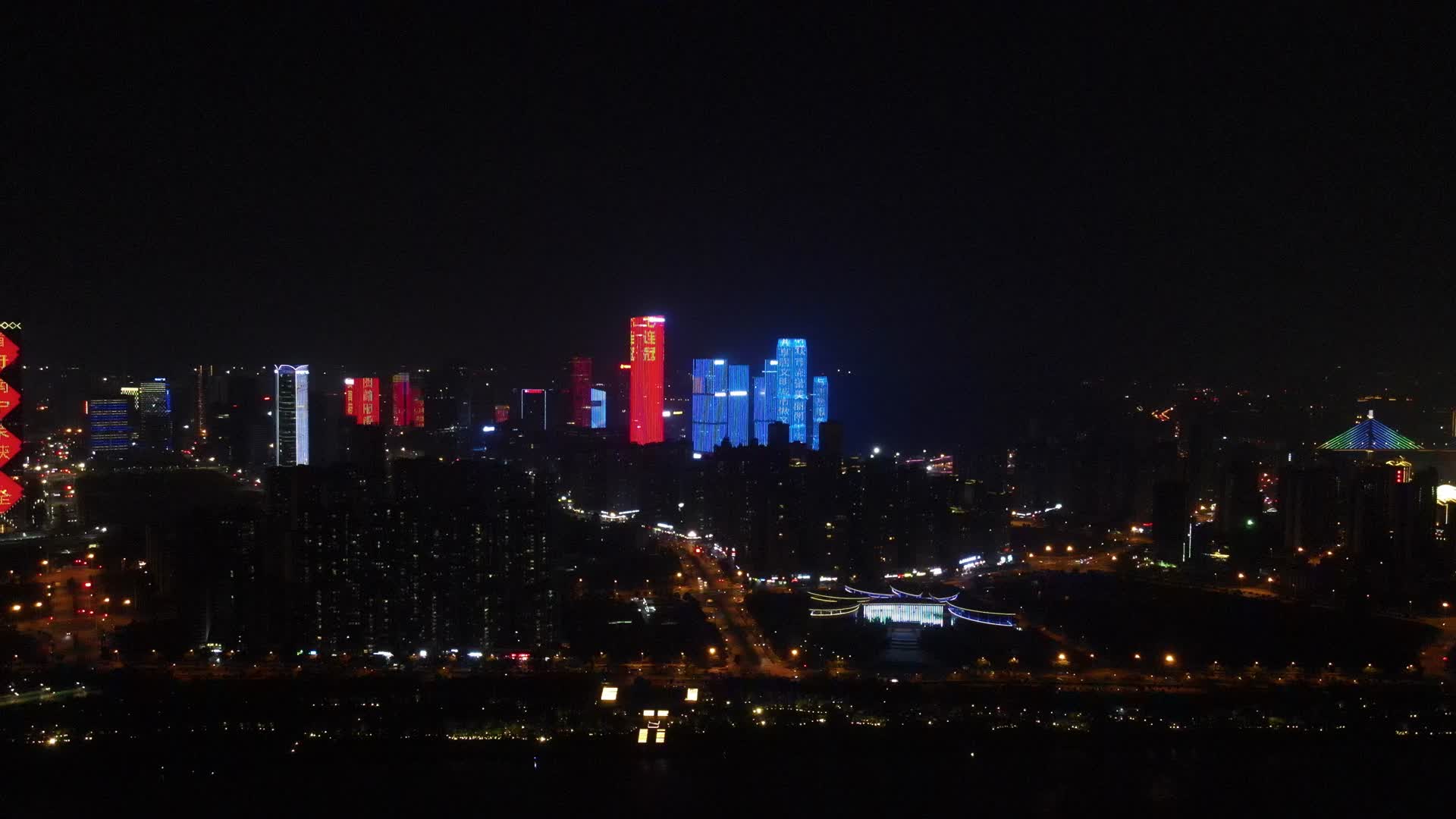 航拍广西南宁城市夜景龙象塔视频的预览图