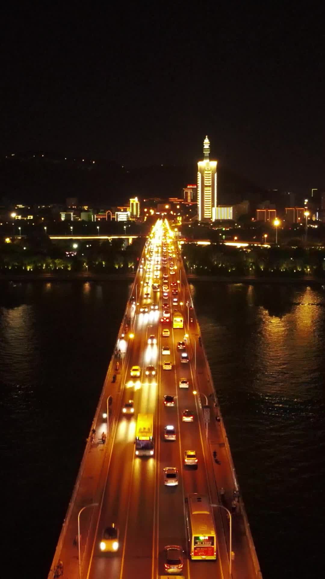 航拍湖南长沙橘子洲大桥车流视频的预览图