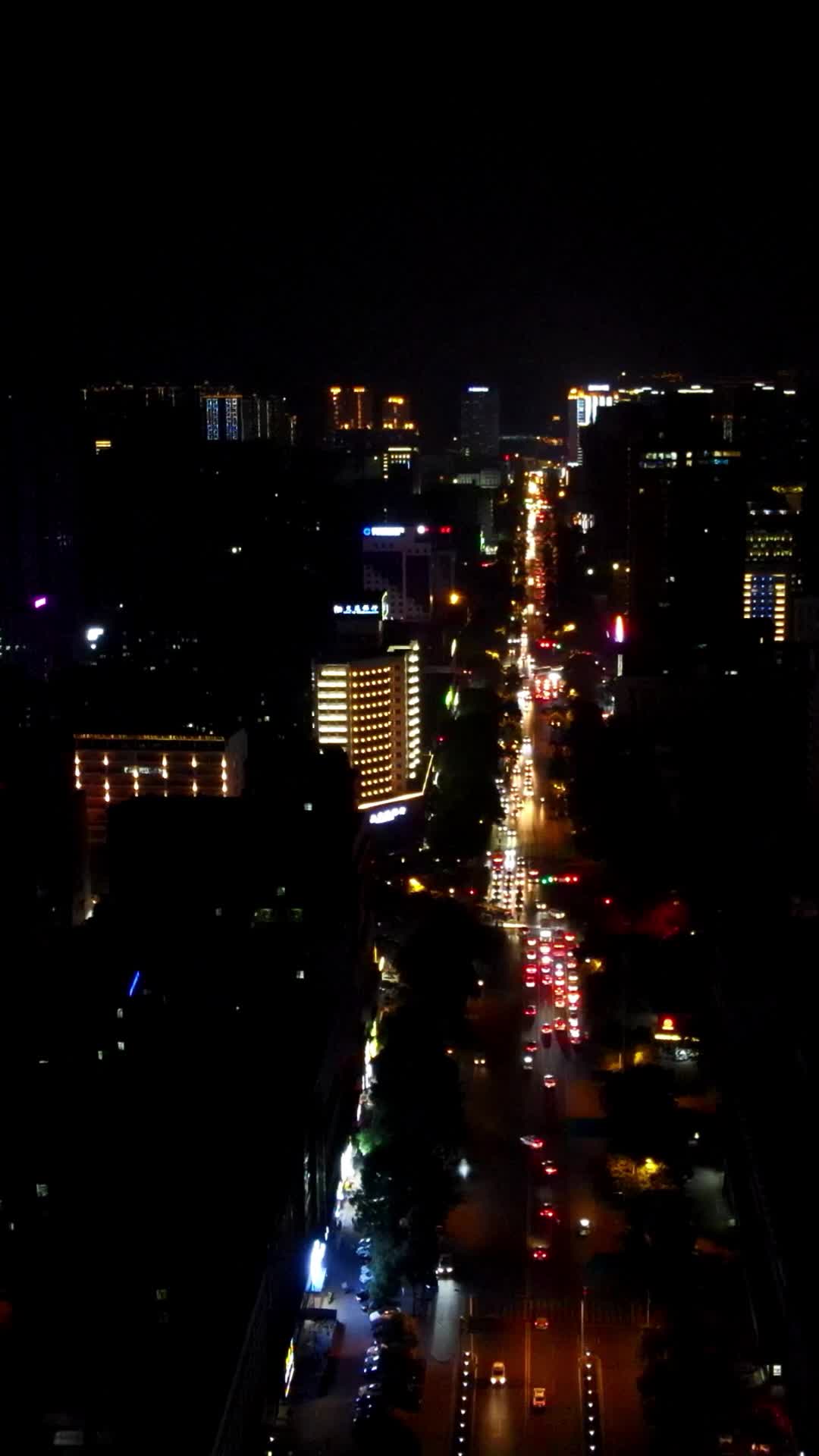 航拍湖南岳阳夜间交通车流视频的预览图