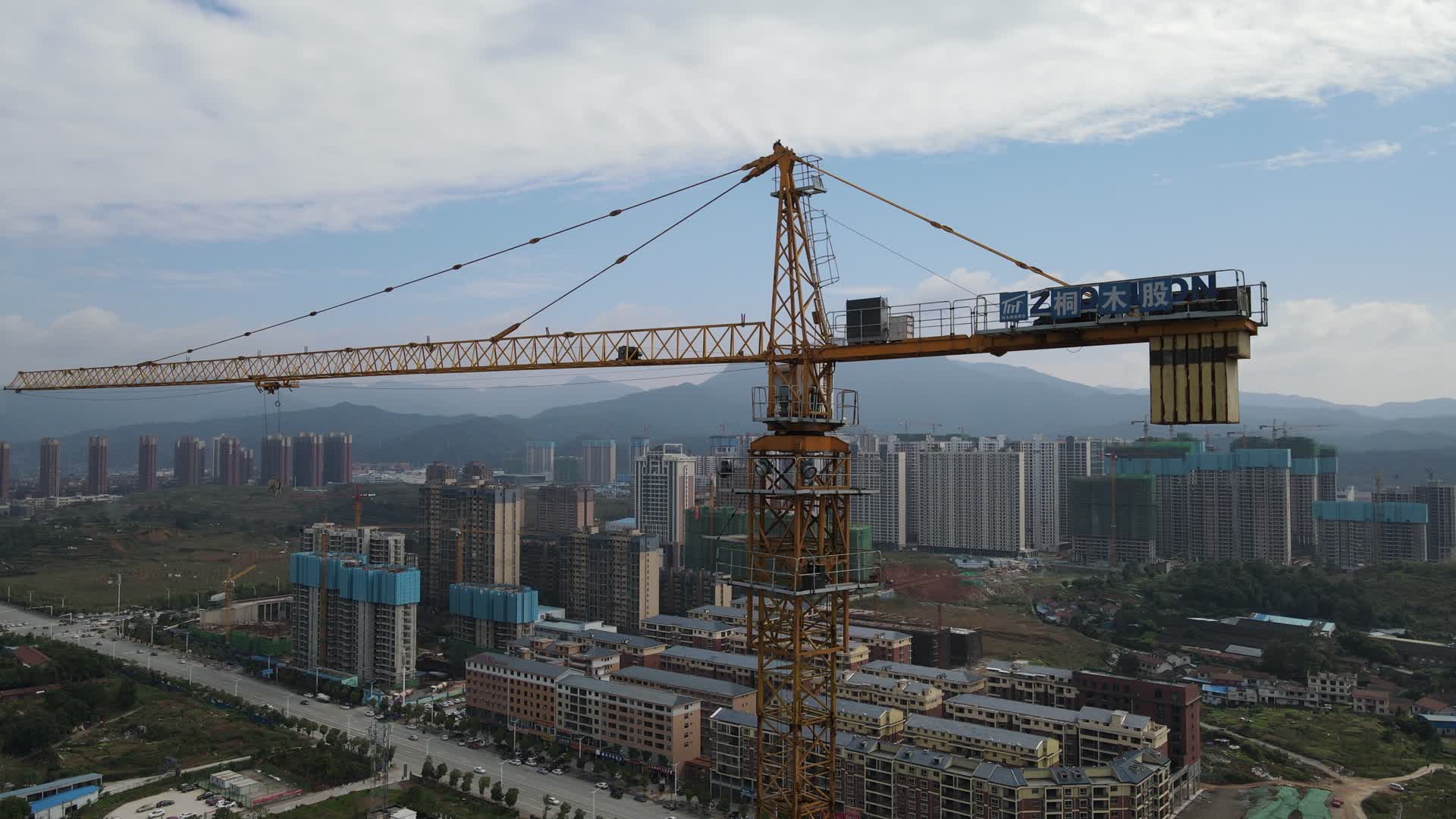 航拍城市高楼施工吊塔视频的预览图