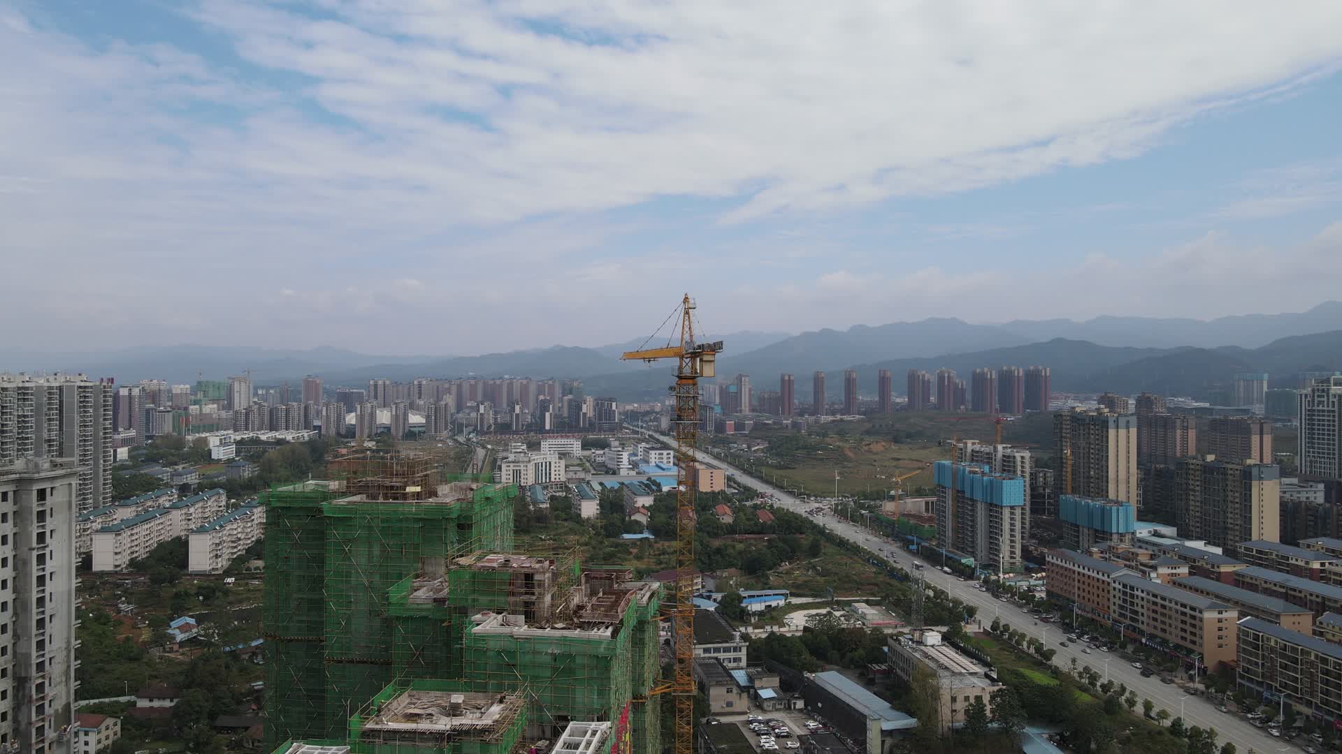 航拍城市高楼施工吊塔视频的预览图