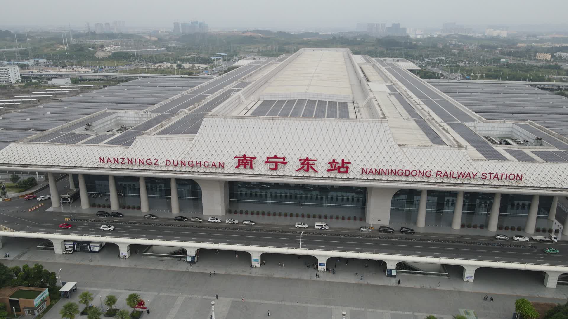 航拍广西南宁东站视频的预览图