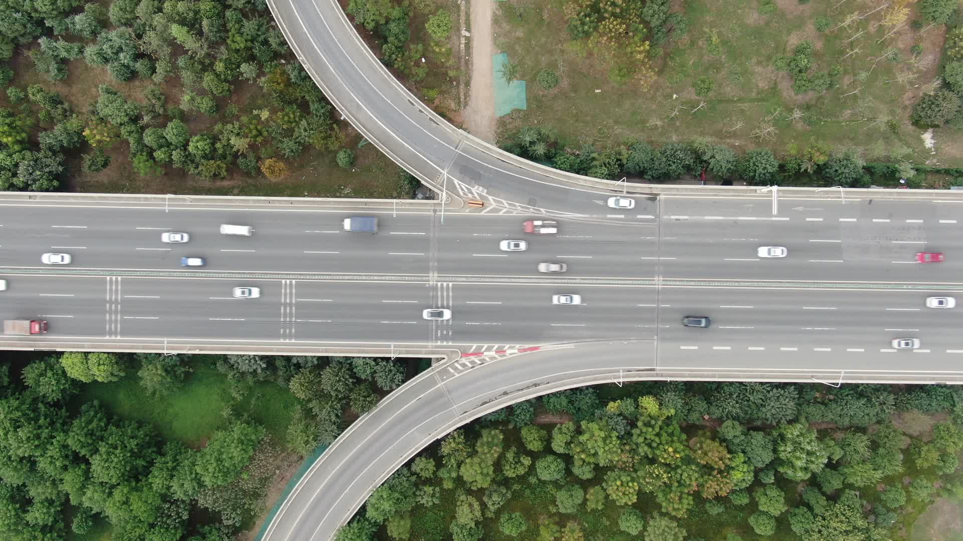 航拍城市复杂的交通路网视频的预览图