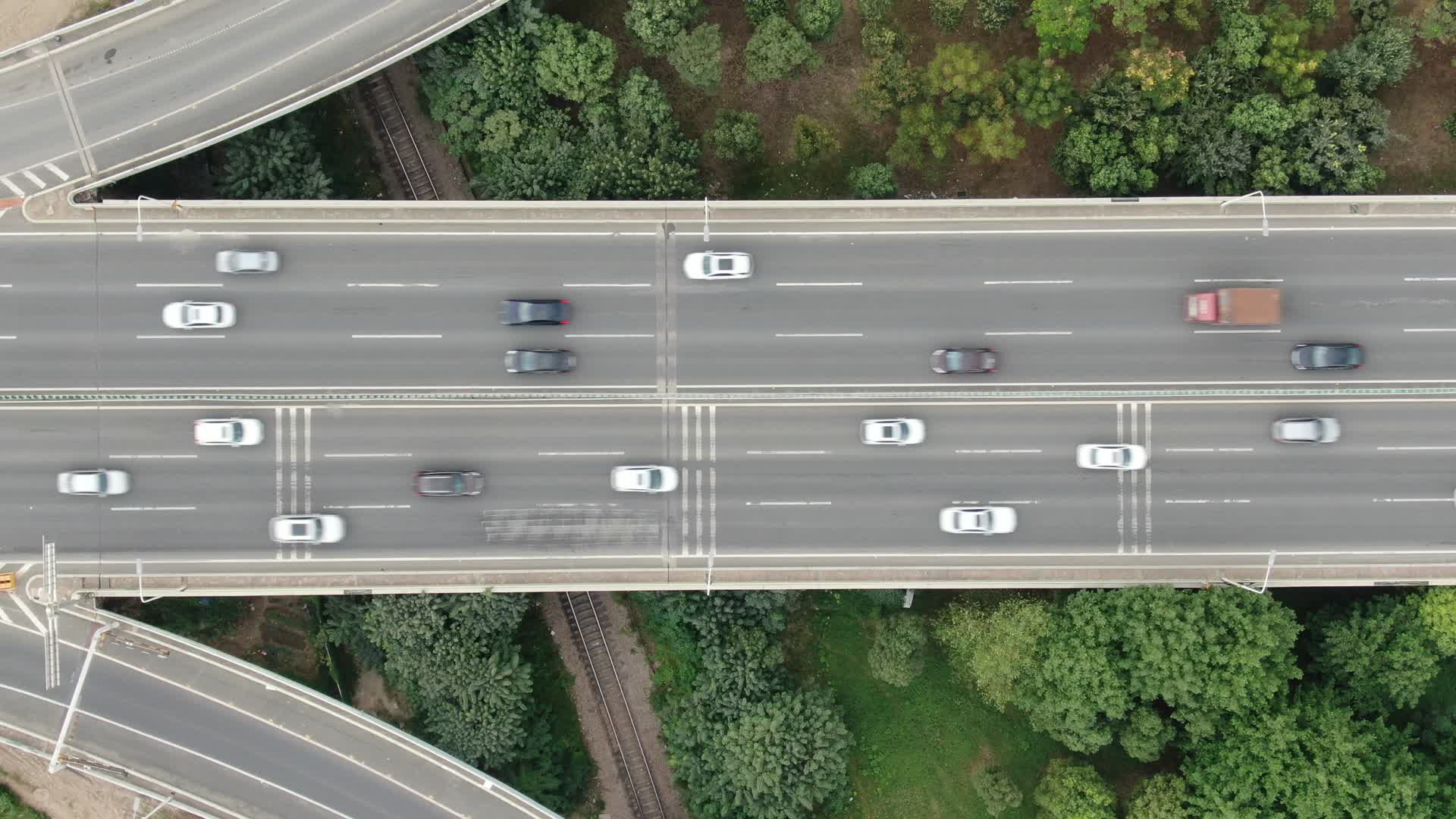 航拍城市交通高架桥车流视频的预览图