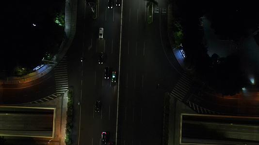 航拍广西南宁城市夜景交通视频的预览图