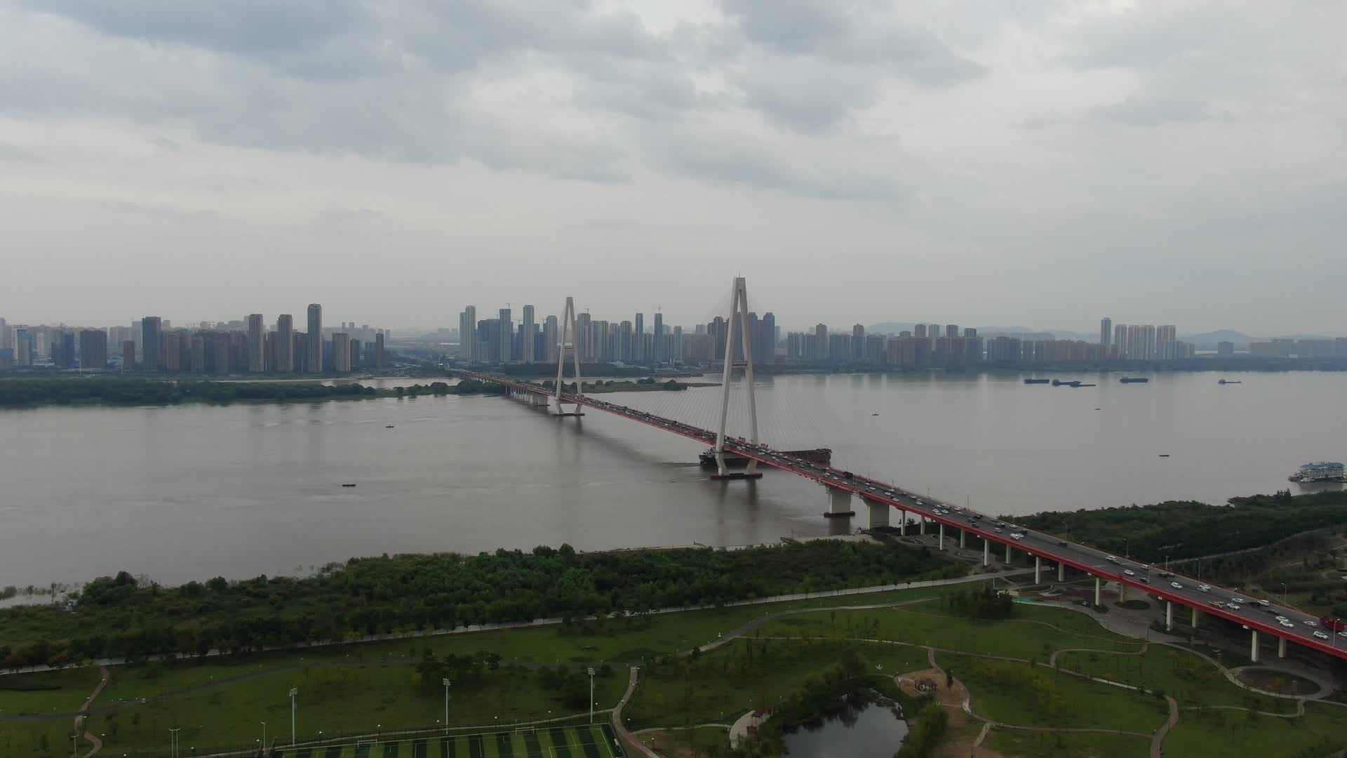 航拍湖北武汉白沙洲大桥视频的预览图