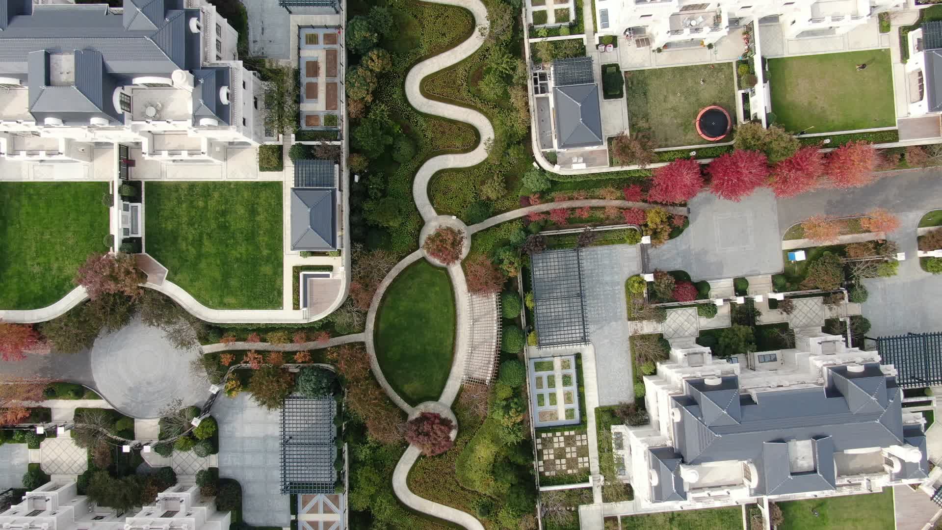 航拍别墅花园小区视频的预览图