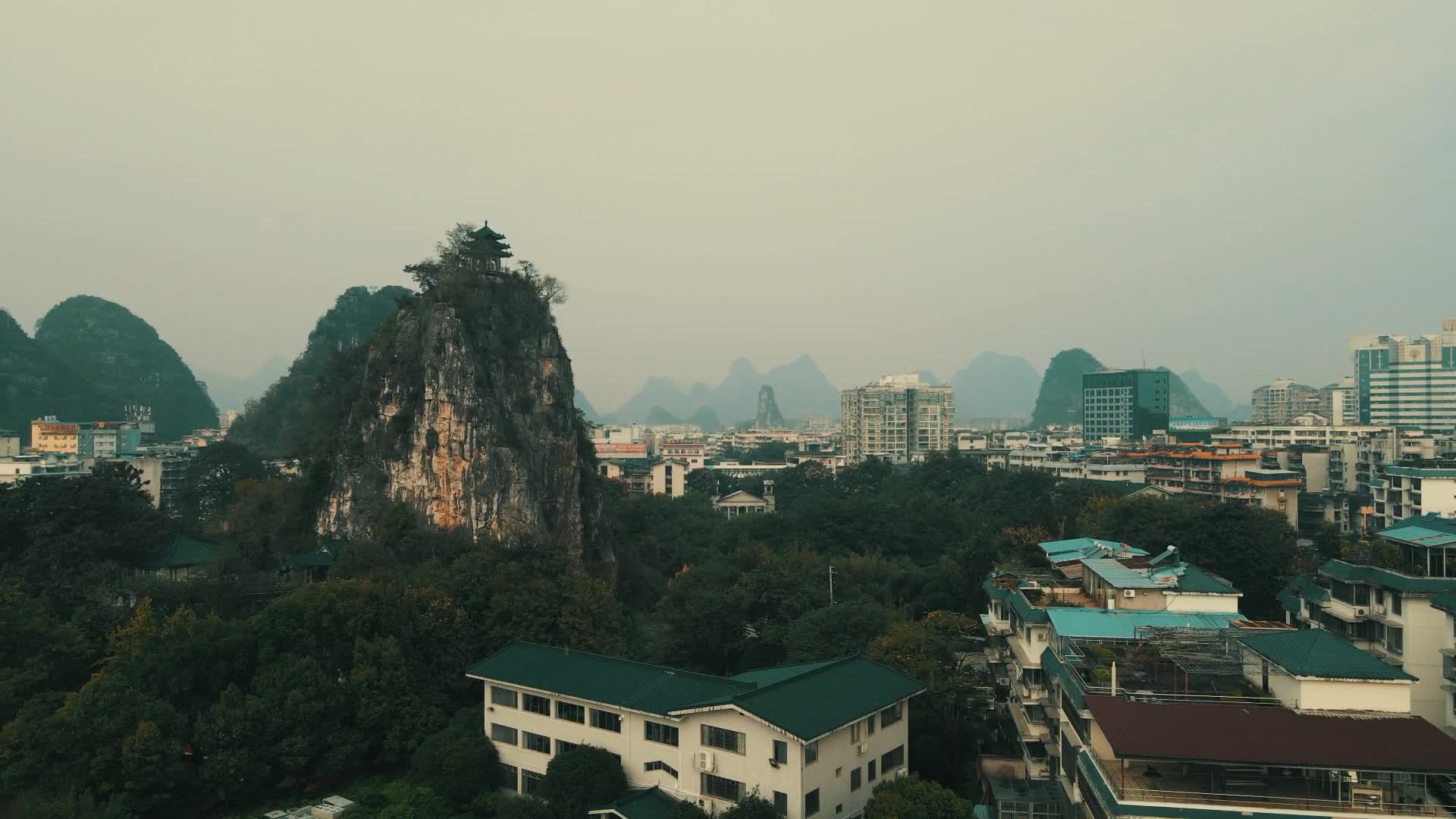 航拍广西桂林独秀峰视频的预览图