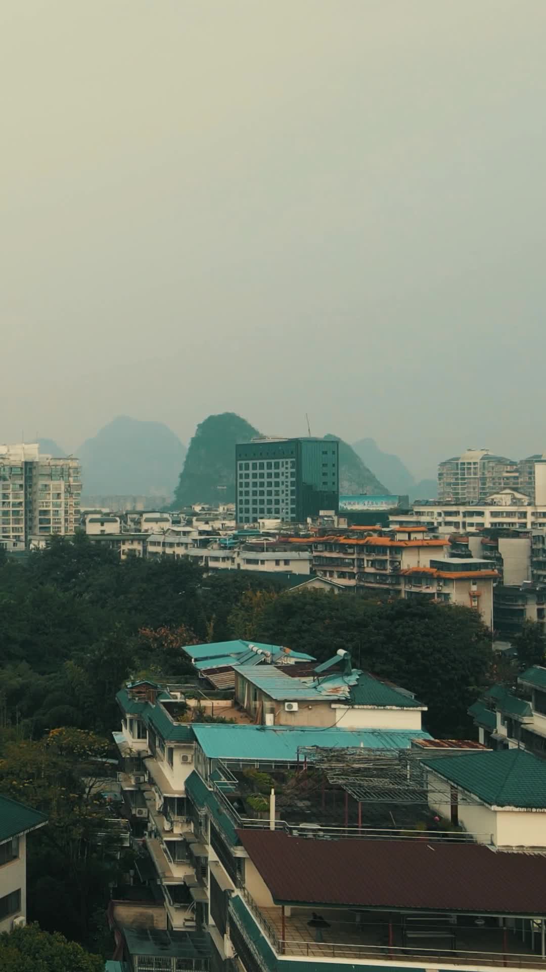 航拍广西桂林山水风光视频的预览图