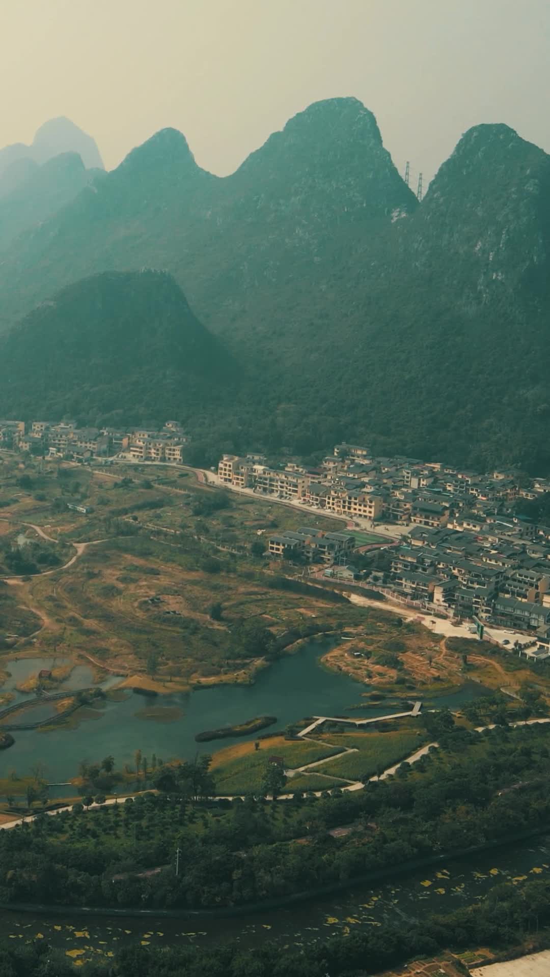 航拍广西桂林山城竖屏视频的预览图