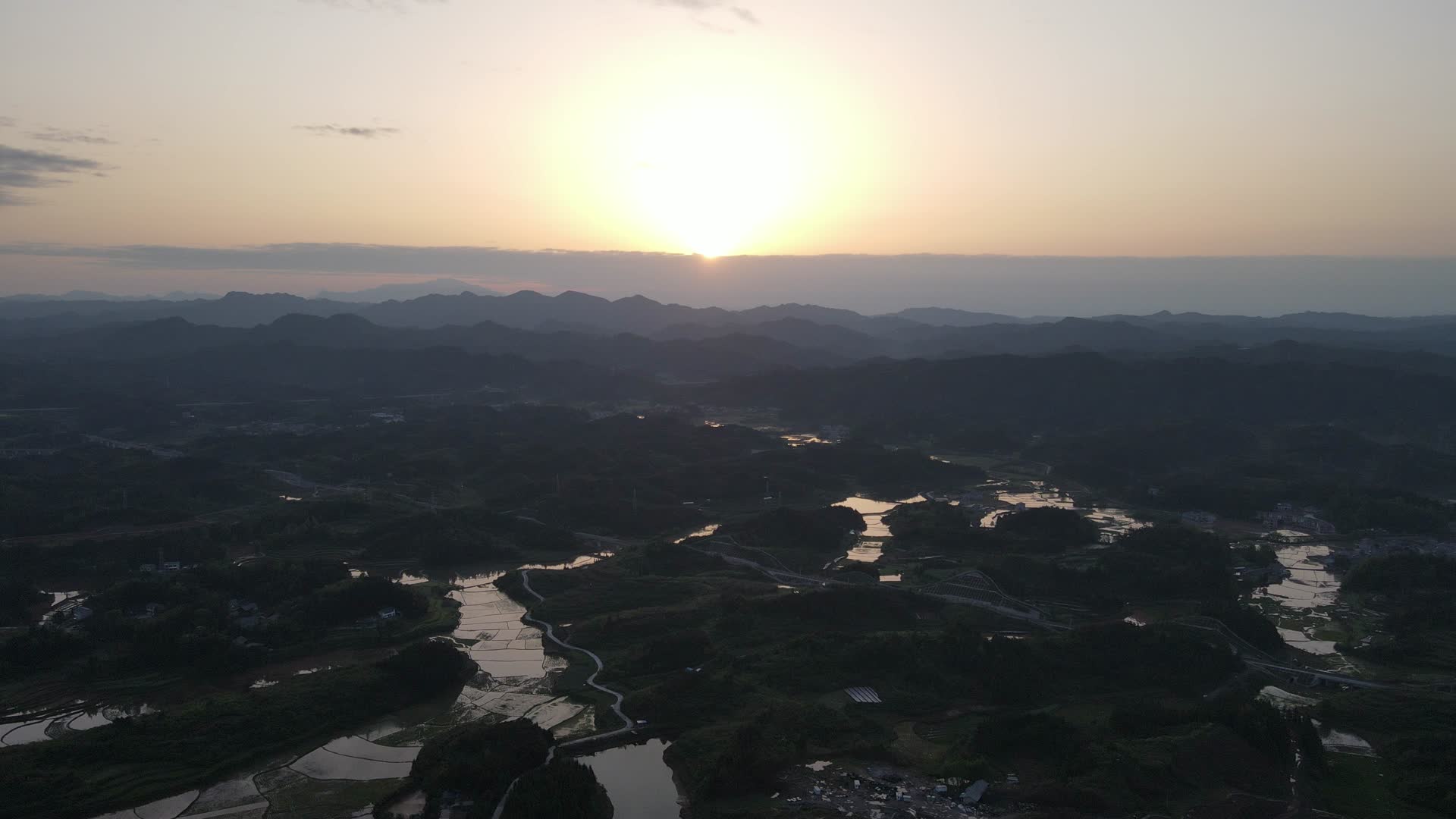 航拍乡村田野夕阳西下视频的预览图
