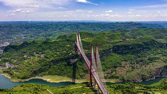 5K延时航拍贵州鸭池河大桥蓝天白云视频的预览图
