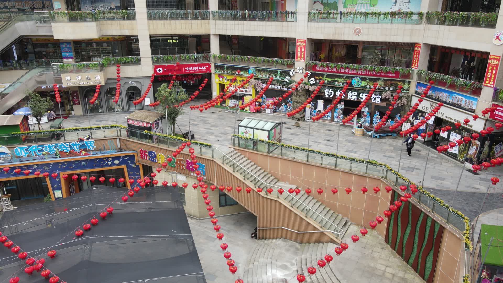 航拍广西南宁城市商业广场视频的预览图
