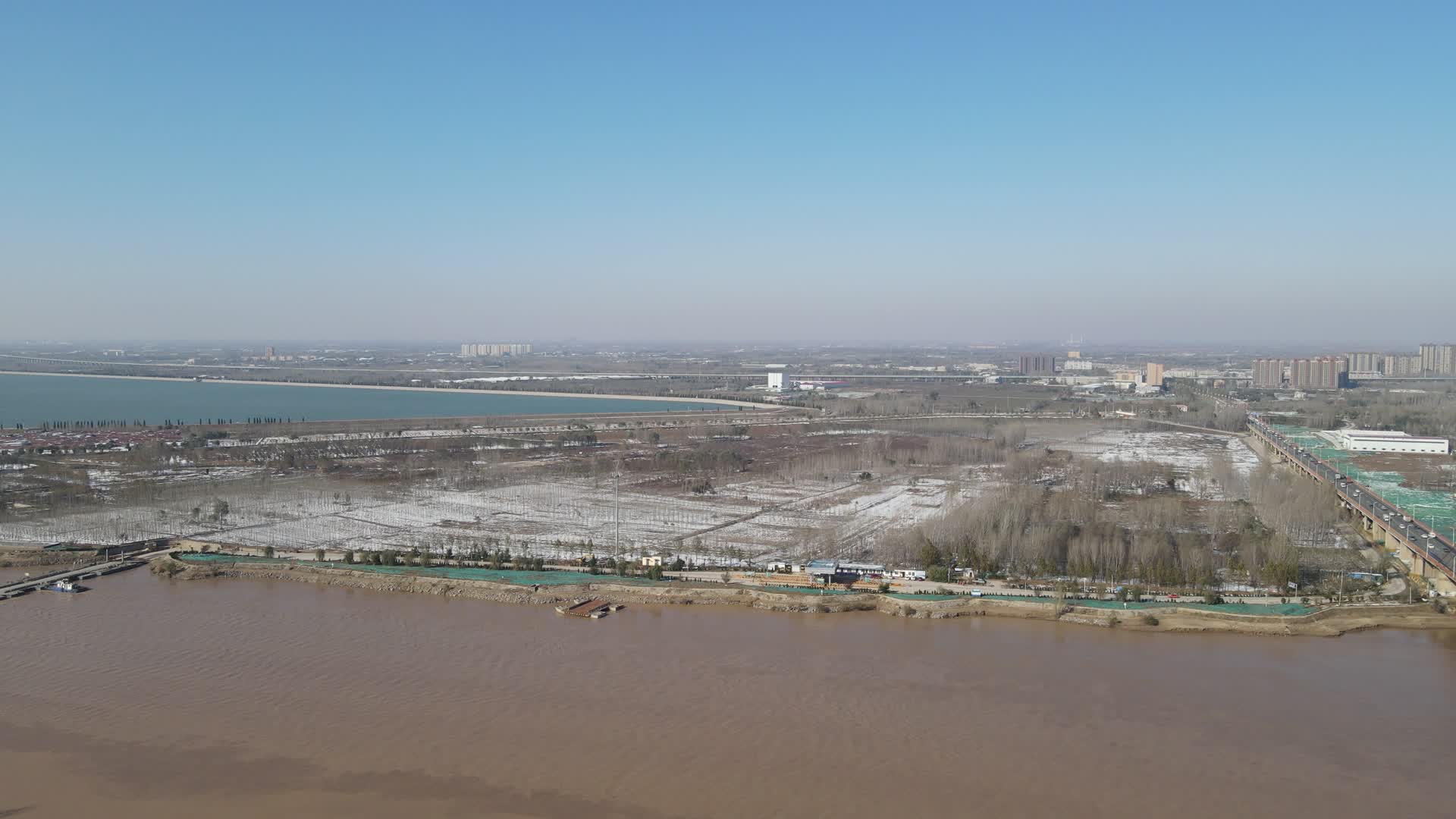 航拍黄河边冬季白桦林视频的预览图