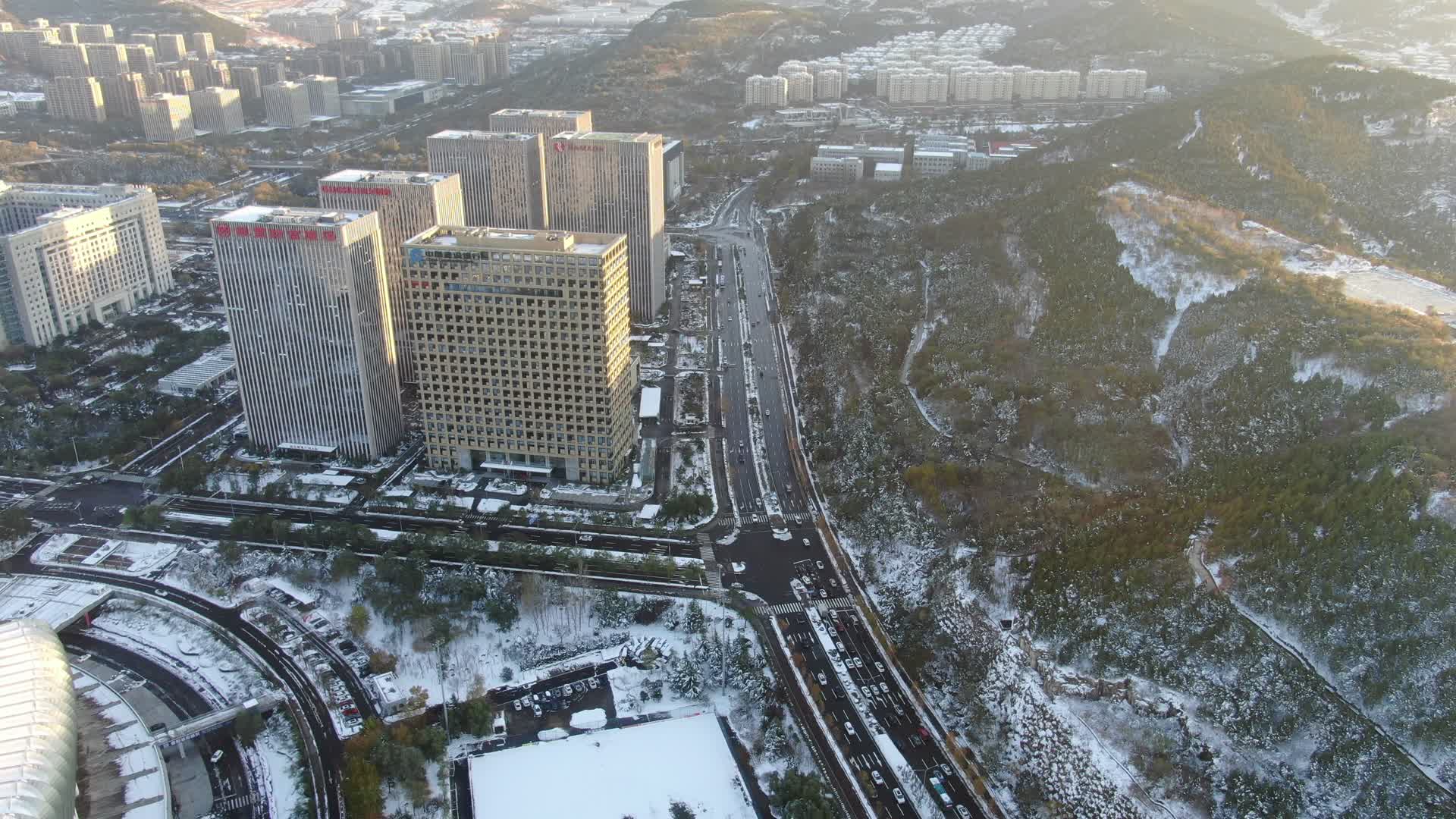 航拍山东济南奥体中心高楼视频的预览图
