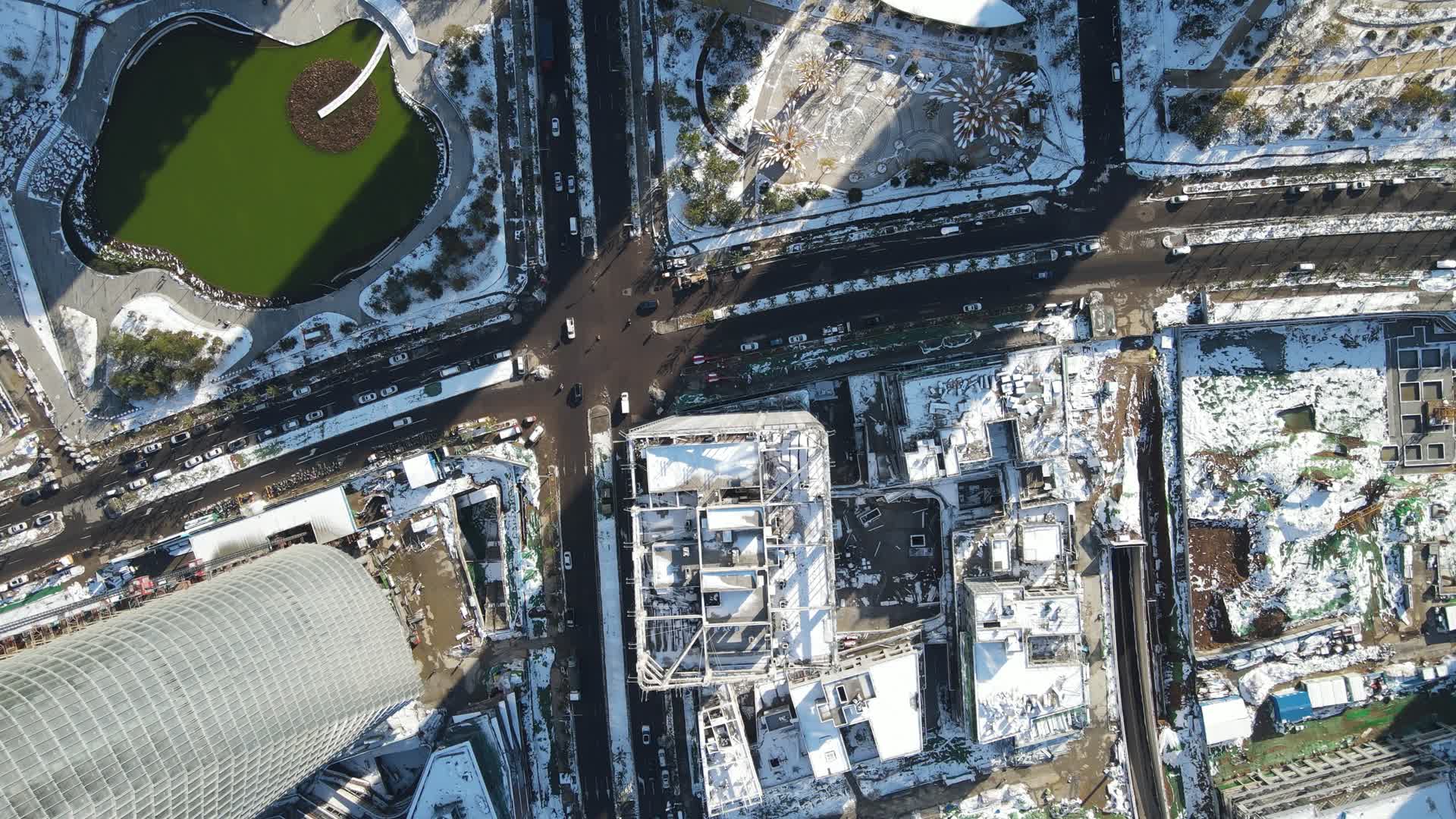 俯拍山东济南城市白雪视频的预览图