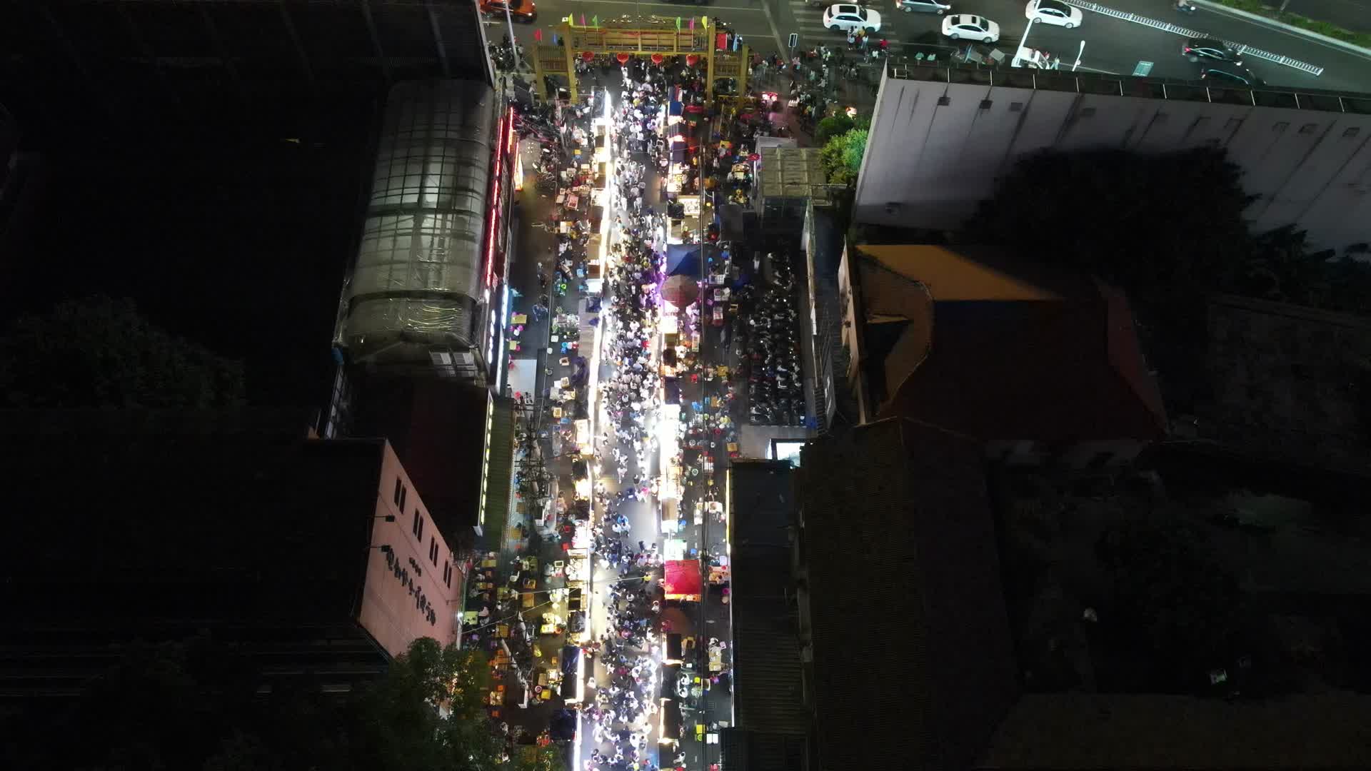 航拍广西南宁中山路美食街夜景人流视频的预览图