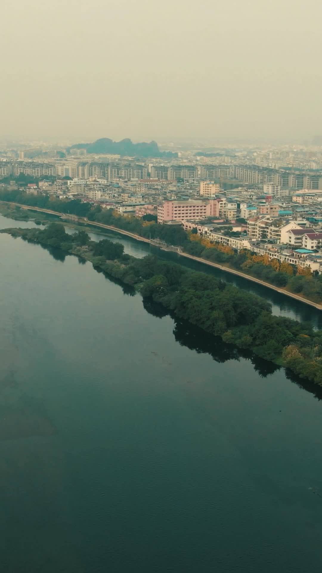 航拍广西桂林山水风光漓江视频的预览图