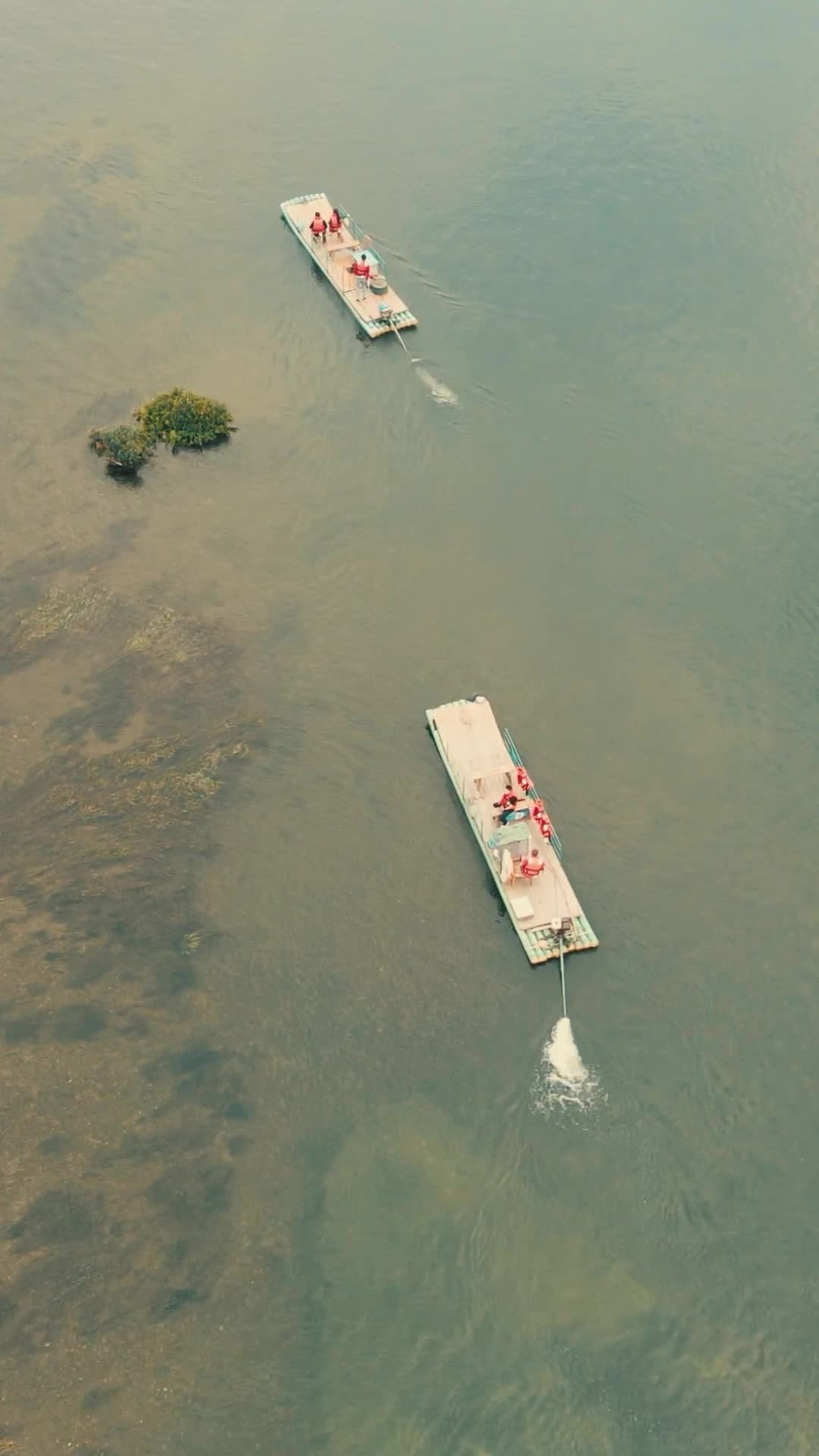 航拍水上泛舟休闲视频的预览图