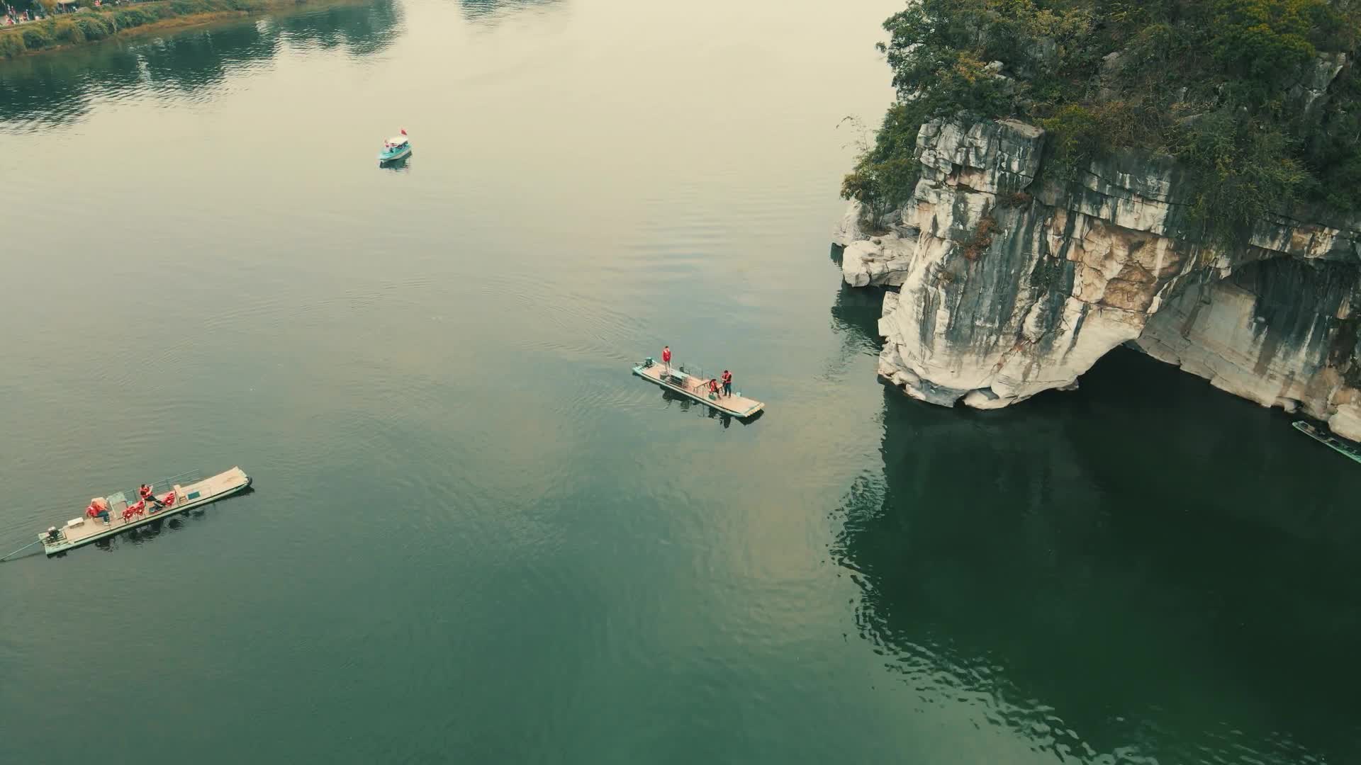 航拍水上泛舟休闲视频的预览图