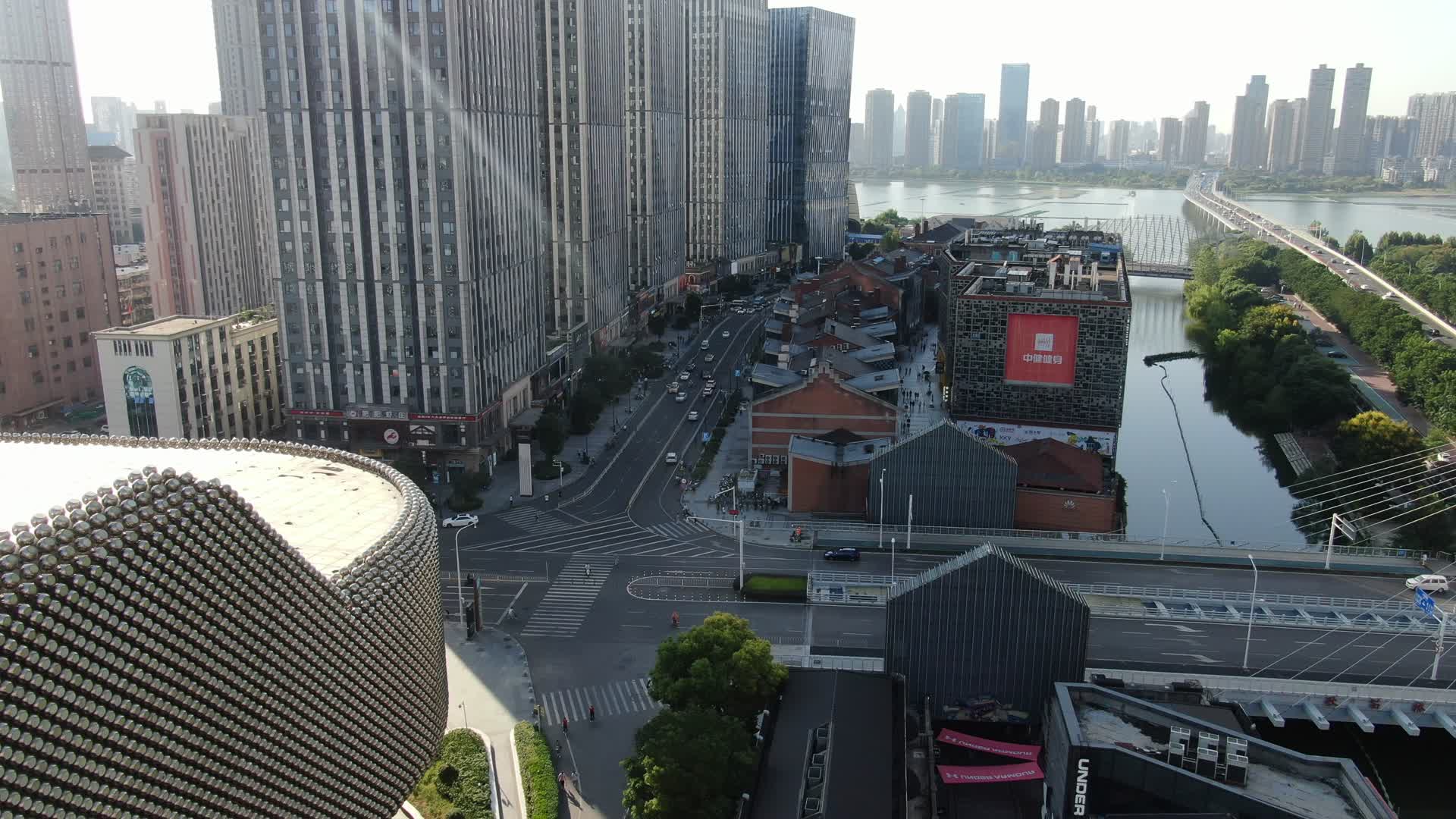 航拍湖北武汉楚河汉街万达环球国际中心视频的预览图