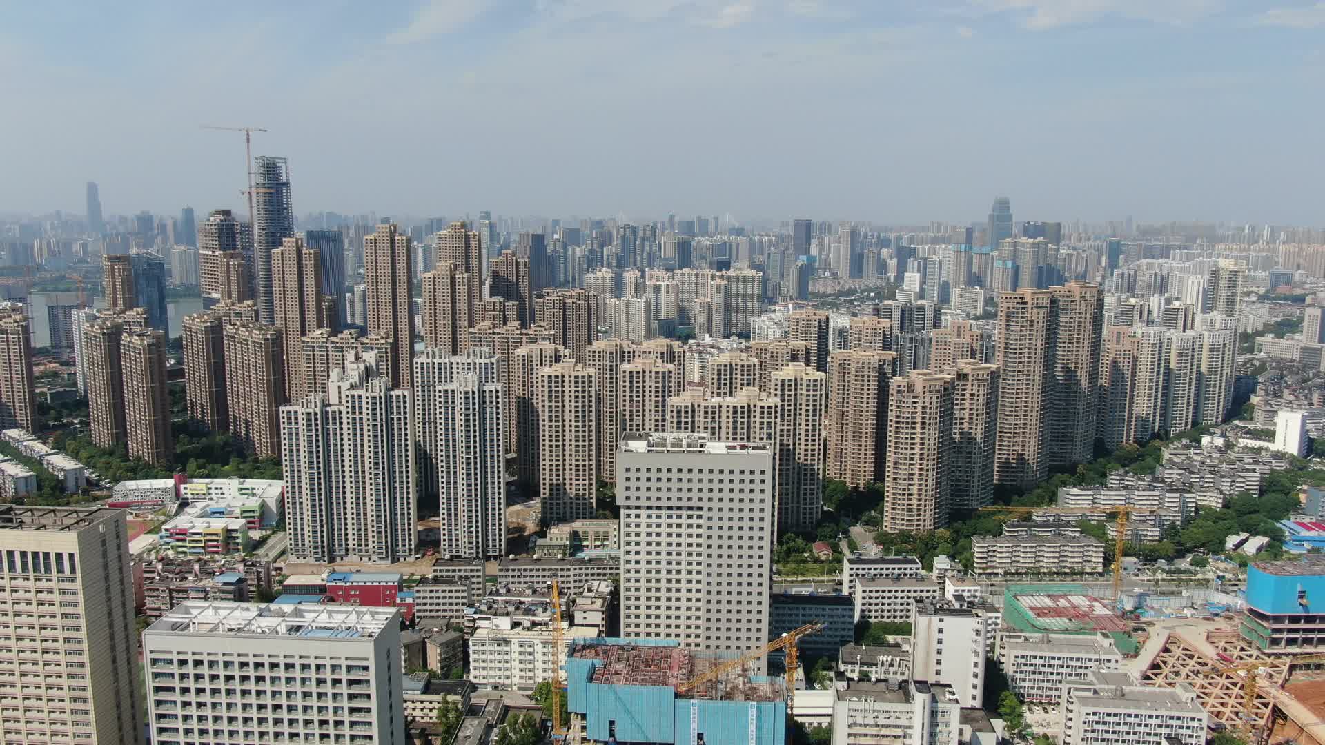 航拍湖北武汉城市天际线视频的预览图