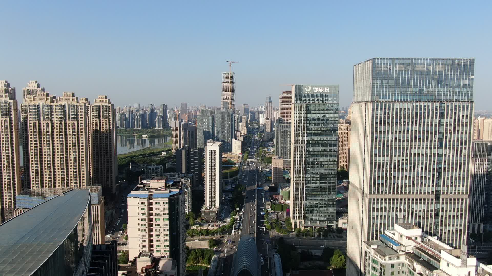 航拍湖北武汉中北路高楼建设视频的预览图