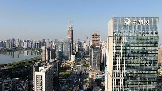 航拍湖北武汉中北路交通城市高楼视频的预览图