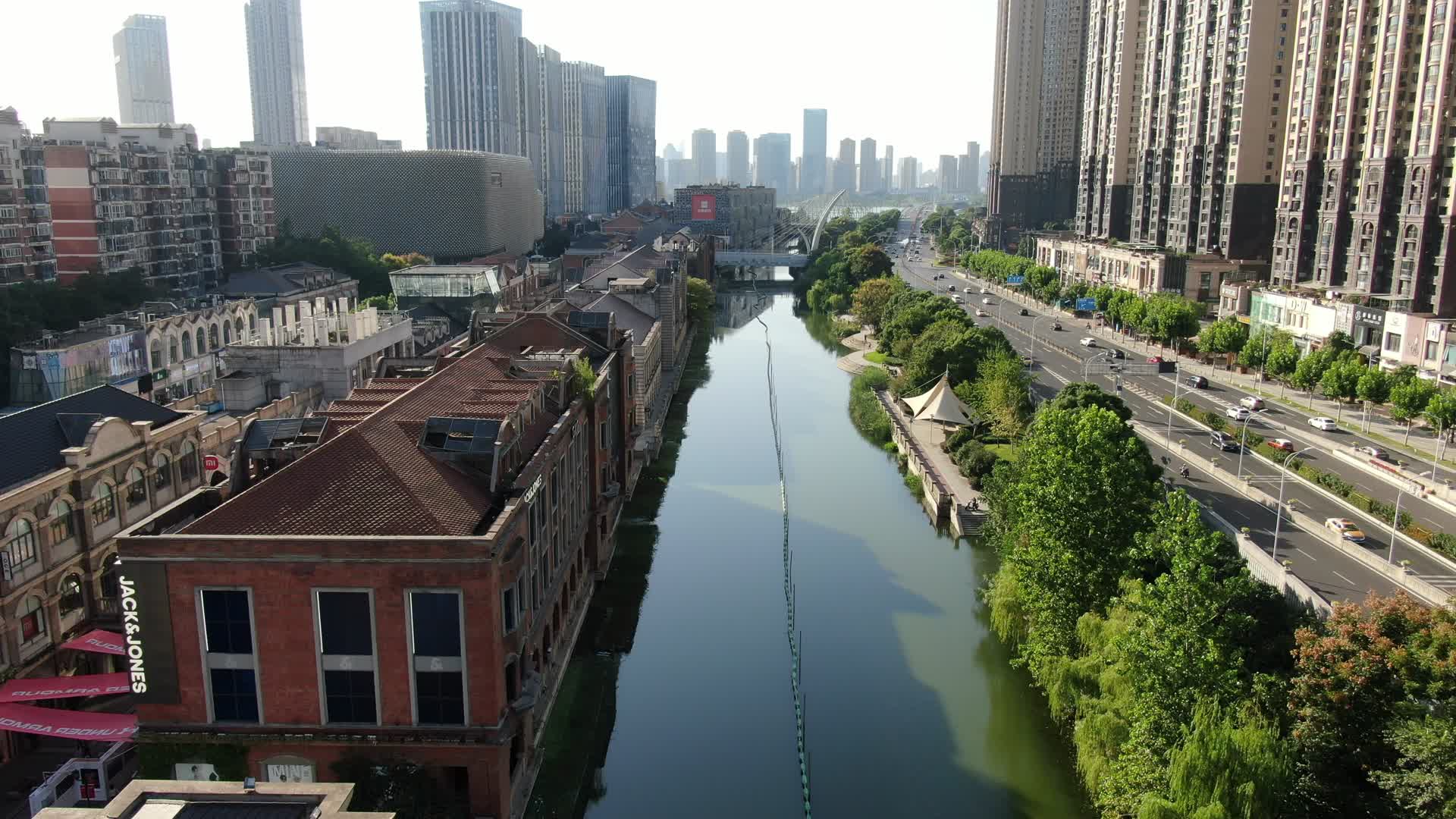 航拍湖北武汉万达汉街总部国际楚河视频的预览图
