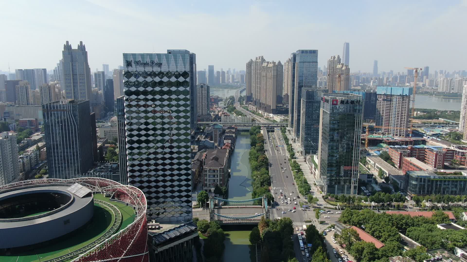 航拍湖北武汉楚河汉街步行街视频的预览图