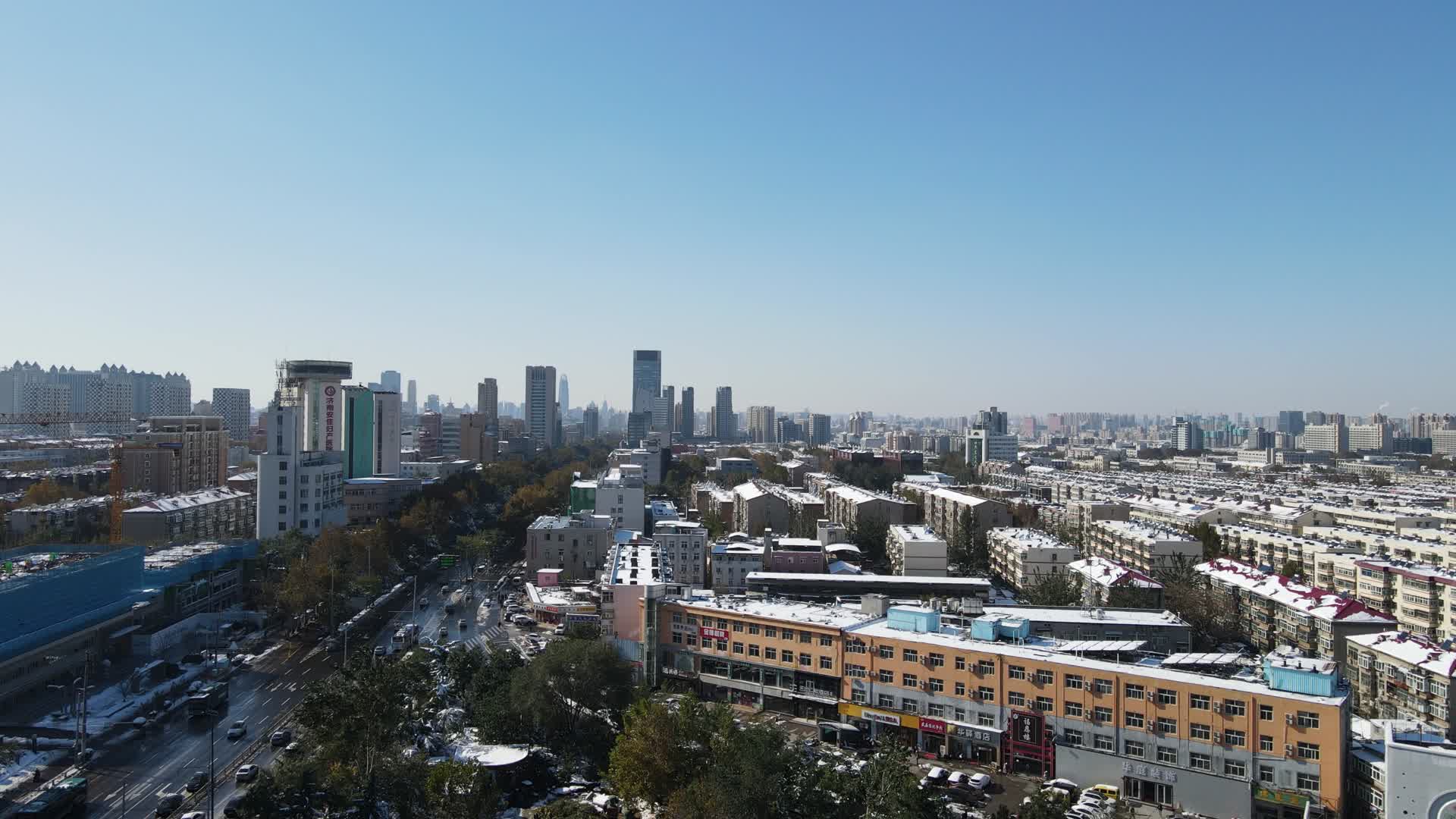 航拍山东济南老城区雪景视频的预览图