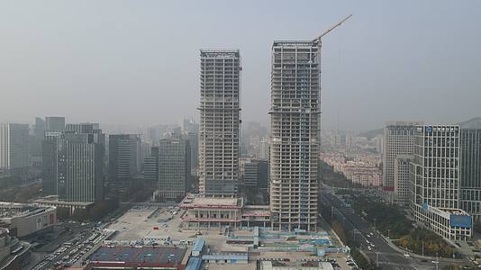 航拍城市建设房地产封顶高楼视频的预览图