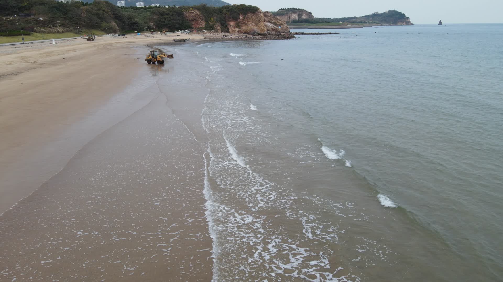 航拍山东青岛海水浴场沙滩视频的预览图