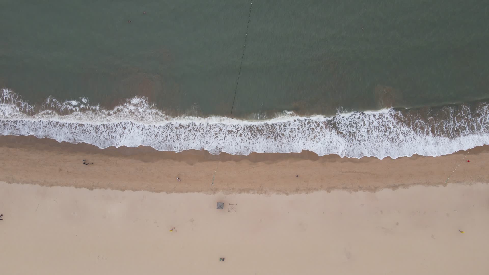 航拍海滨城市大海沙滩海岸线视频的预览图