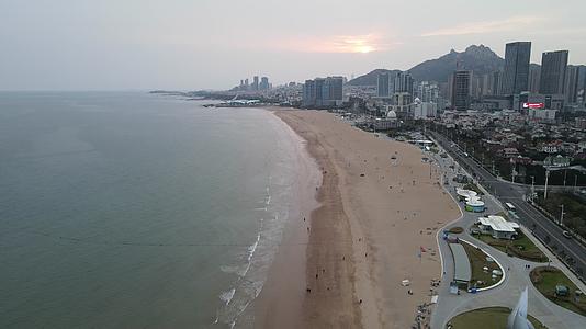 航拍海滨城市大海沙滩海岸线视频的预览图