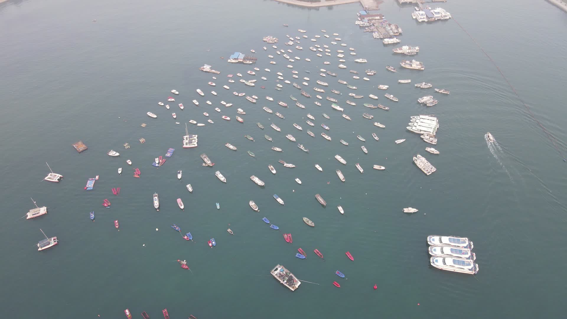 航拍海滨城市大海游艇码头视频的预览图