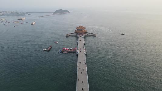 航拍山东青岛栈桥景区视频的预览图