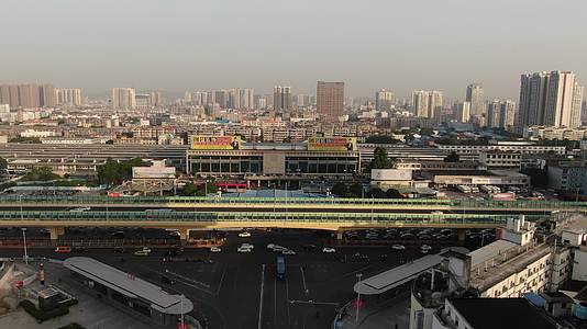 航拍广西南宁火车站交通视频的预览图
