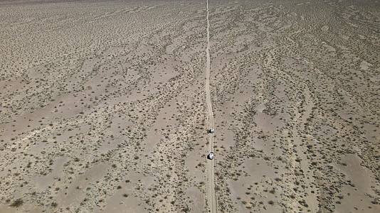 汽车在荒漠上行驶追赶航拍视频的预览图