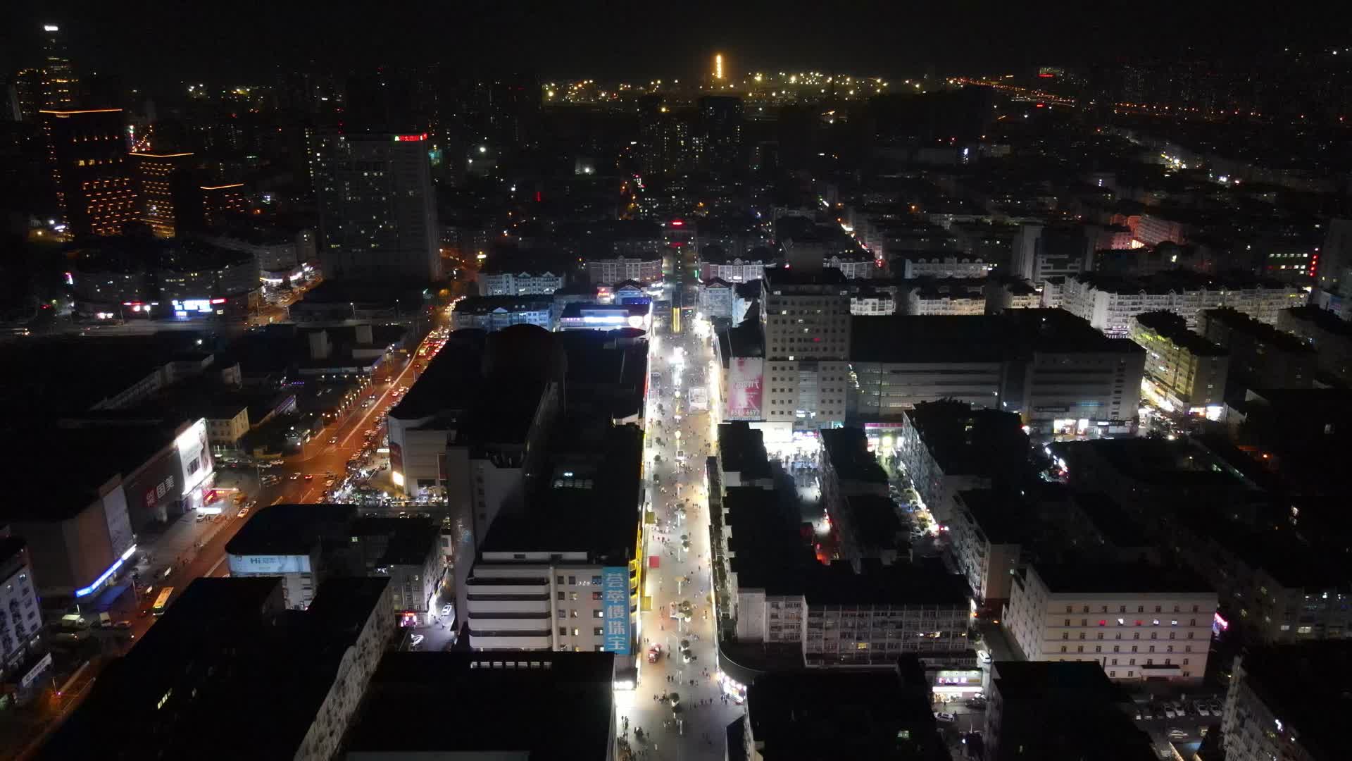航拍山东青岛台东步行街夜景视频的预览图
