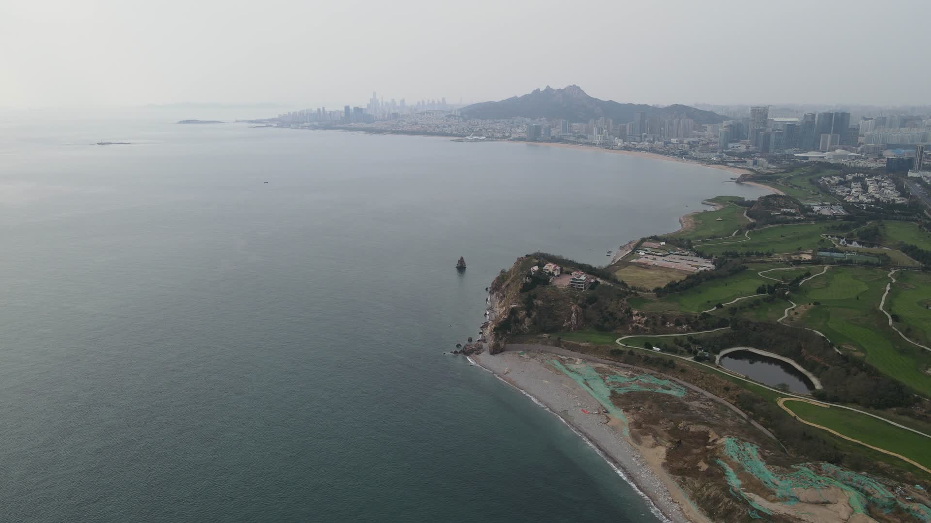航拍青岛石老人景区视频的预览图