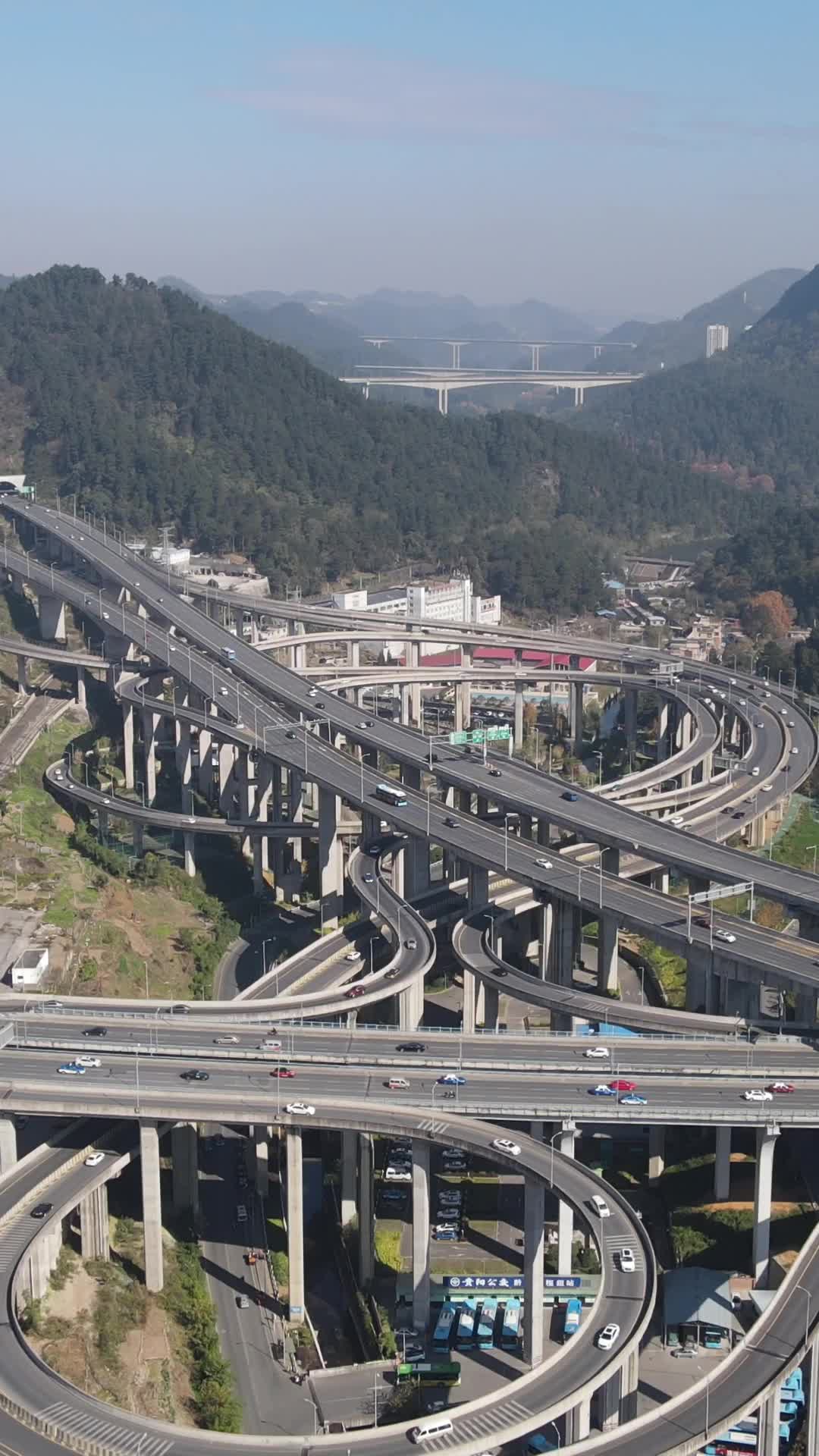 航拍城市高架桥竖屏交通视频的预览图