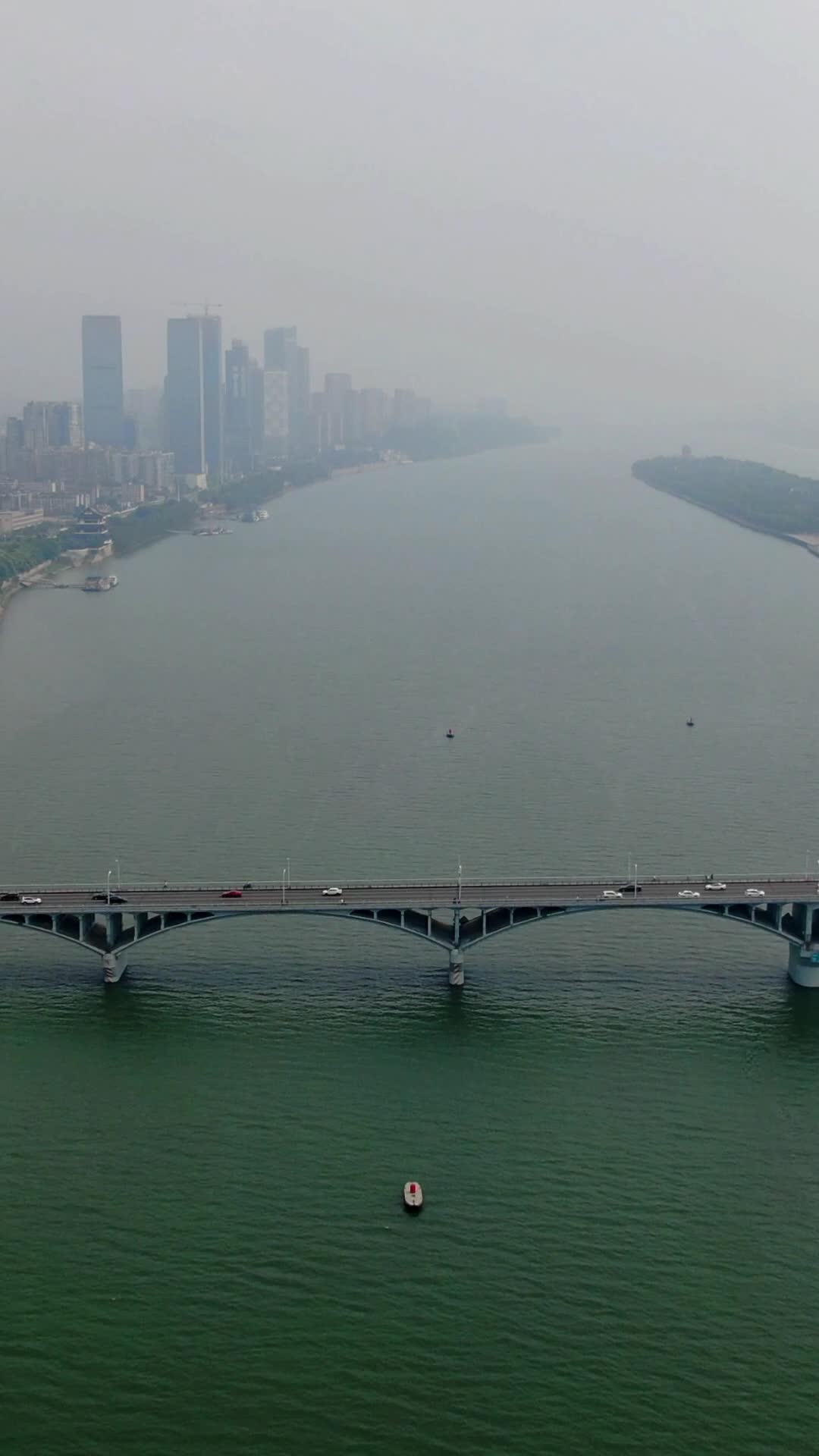 航拍湖南长沙湘江橘子洲大桥视频的预览图