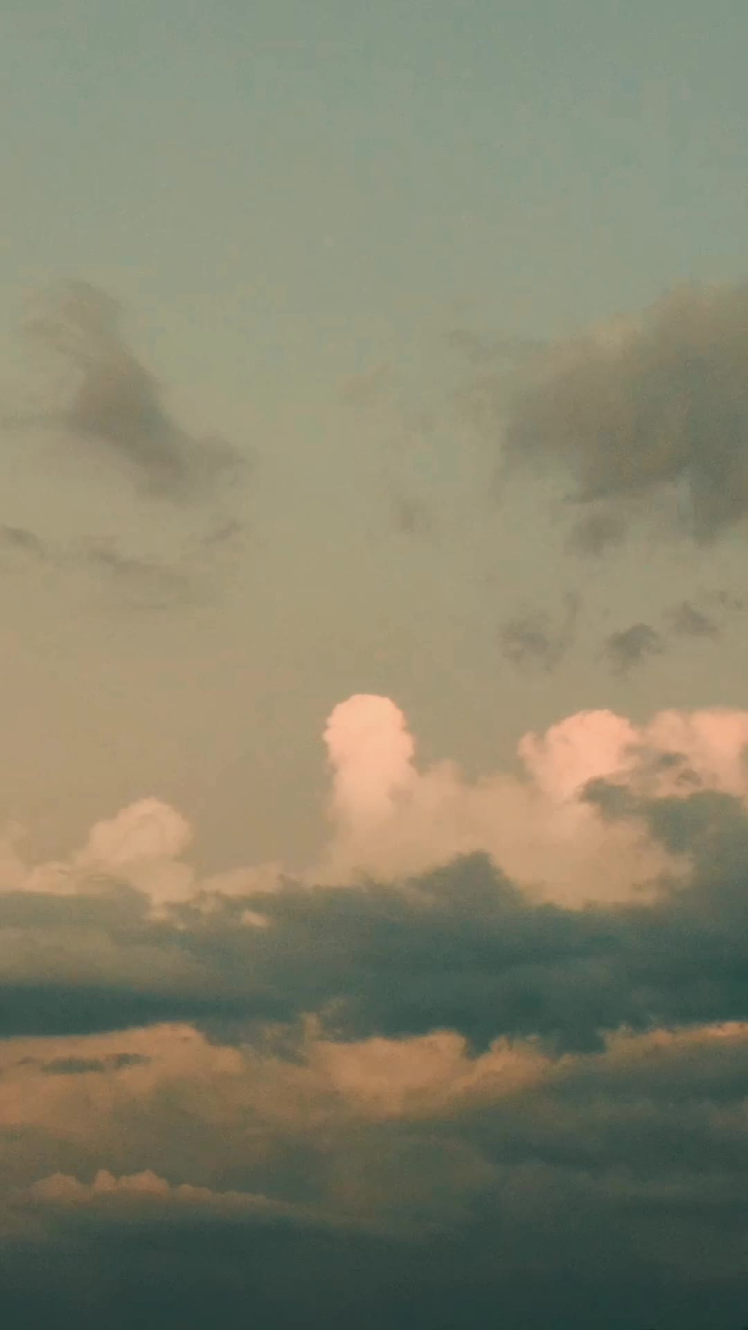 傍晚天空彩云竖屏航拍视频的预览图