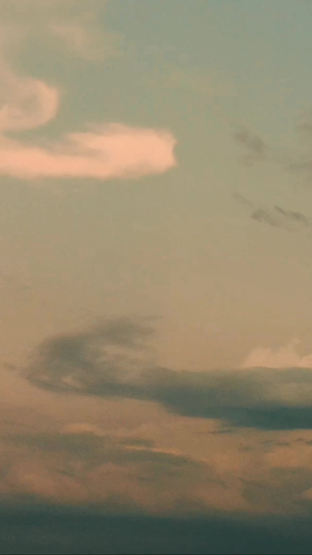 傍晚天空彩云竖屏航拍视频的预览图