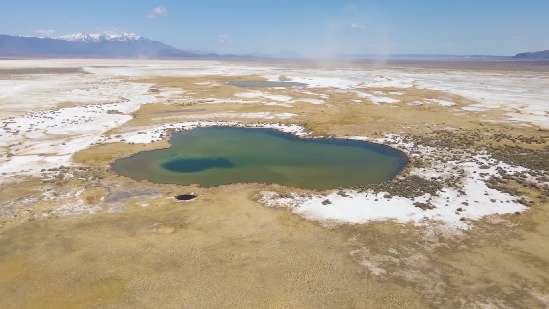 高原荒漠中的湖水视频的预览图