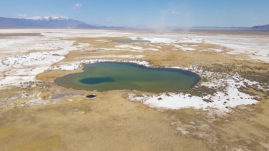 高原荒漠中的湖水视频的预览图
