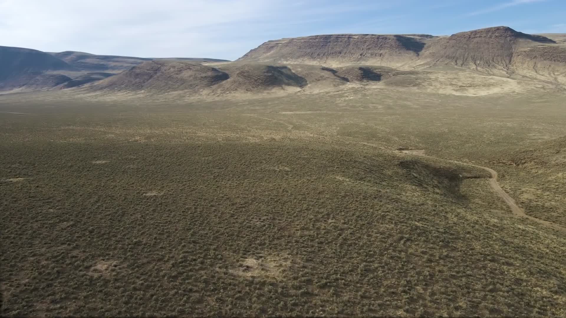 高原荒野山脉河床航拍视频的预览图