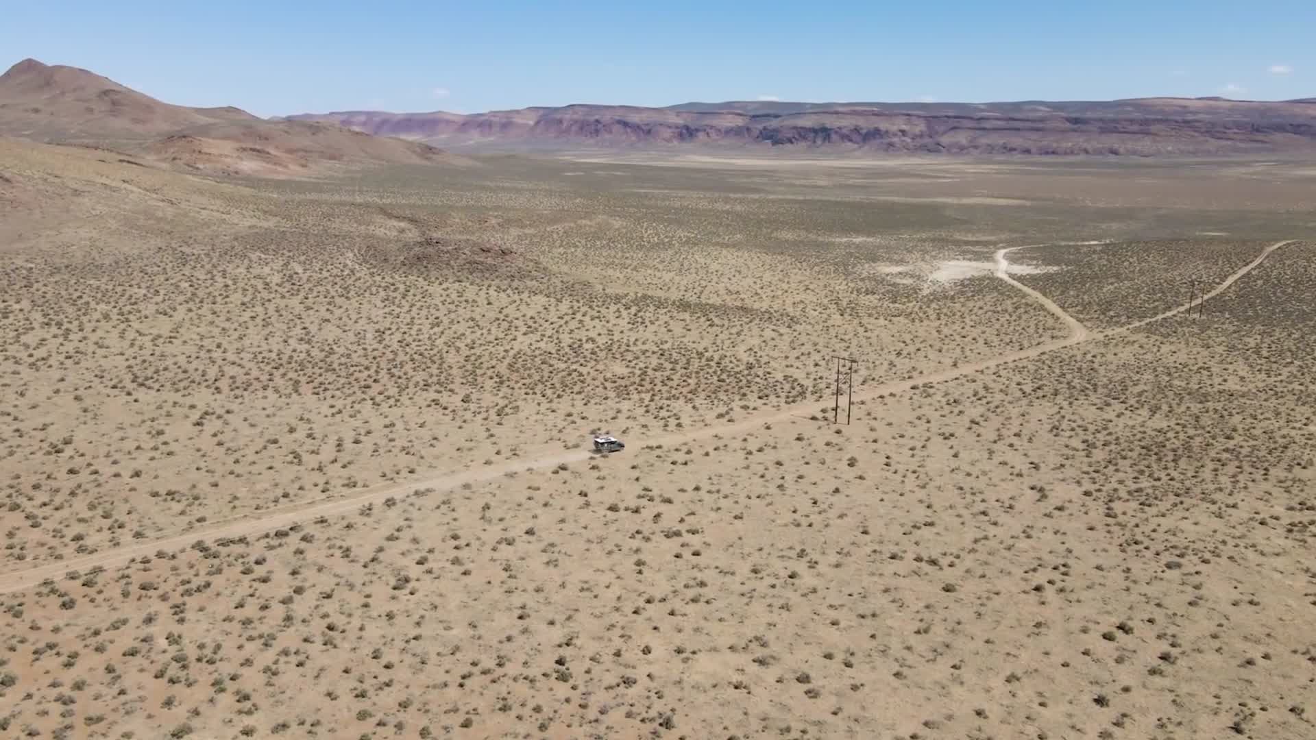 汽车在野外荒原上行驶航拍合集视频的预览图